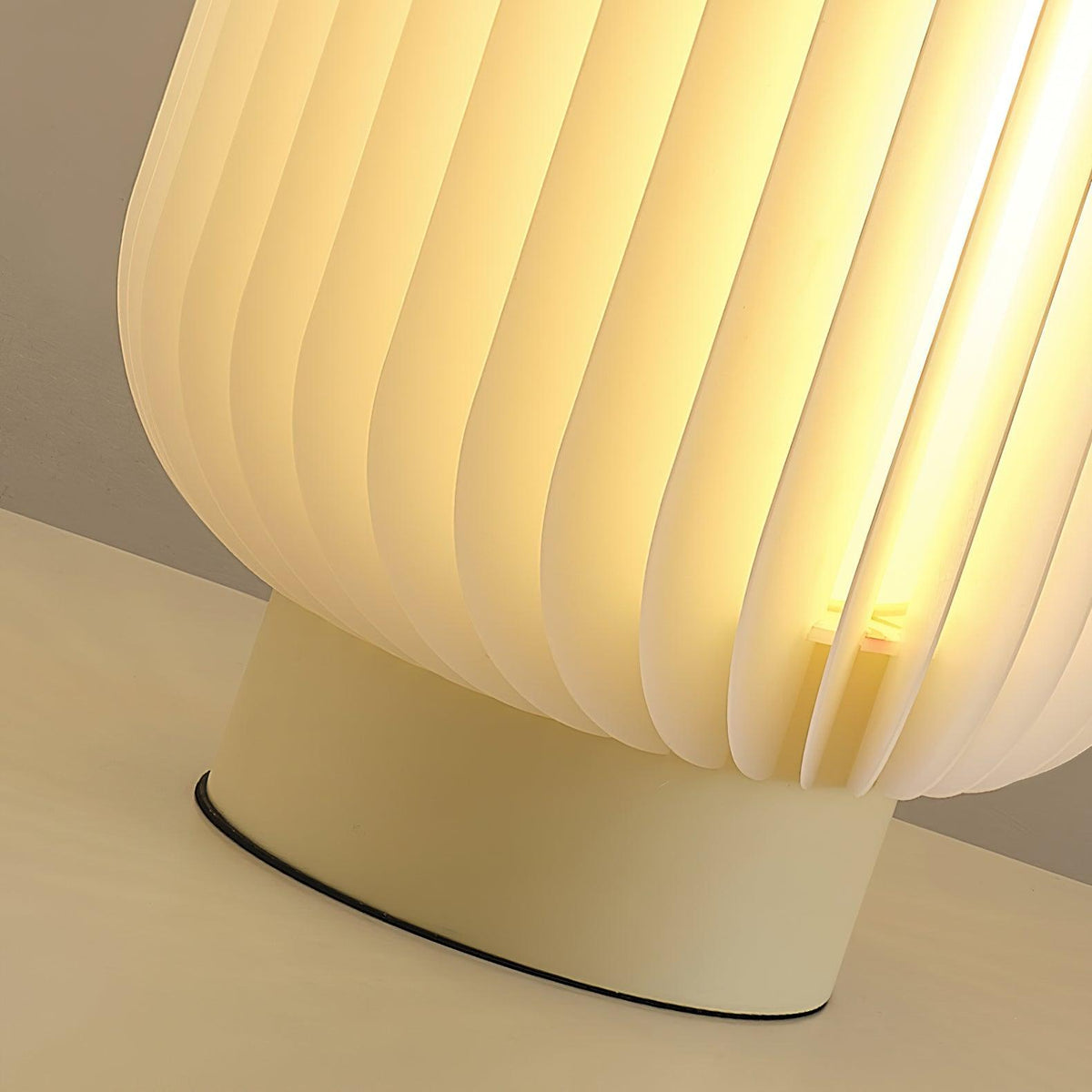 Thal lampada da tavolo in tessuto organico pleatato