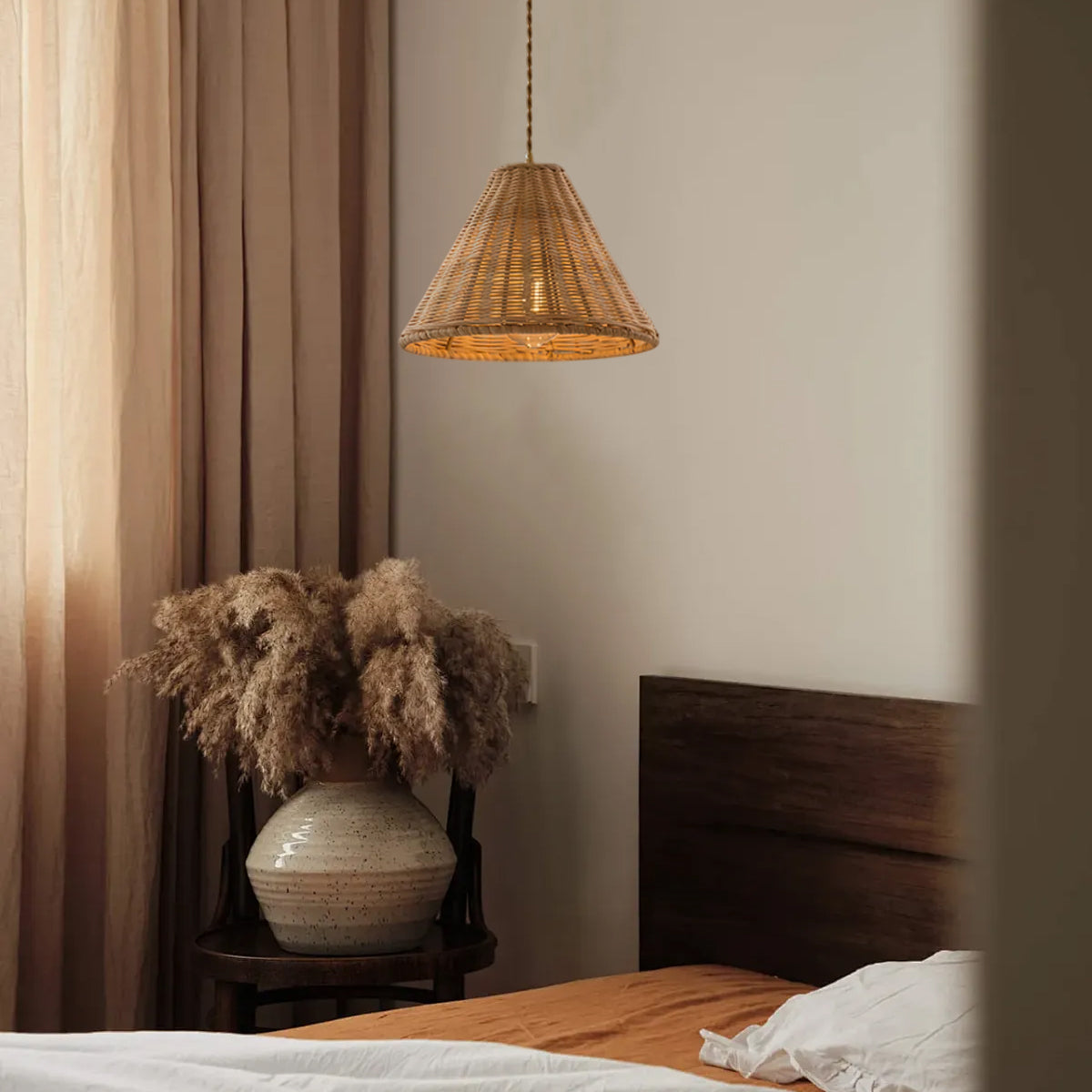 Lampada a sospensione, paralume in rattan e corpo metallico a cono, forma naturale minimalista in metallo