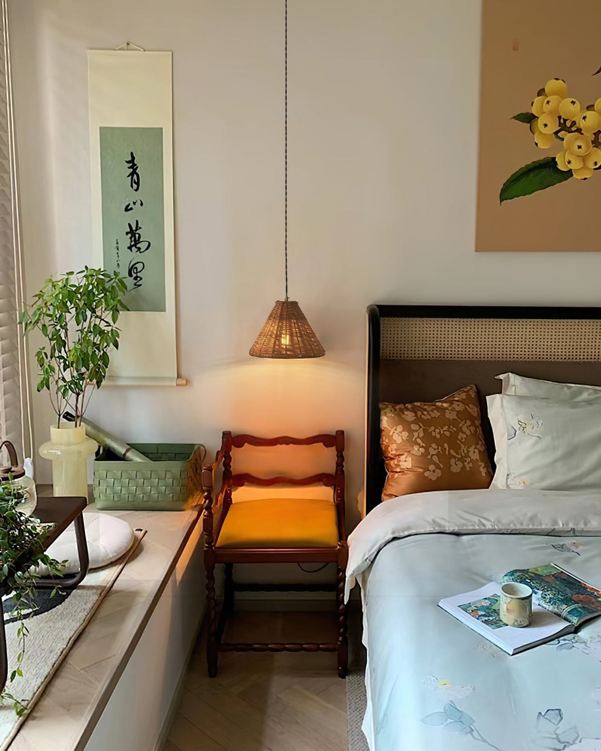 Lampada a sospensione, paralume in rattan e corpo metallico a cono, forma naturale minimalista in metallo