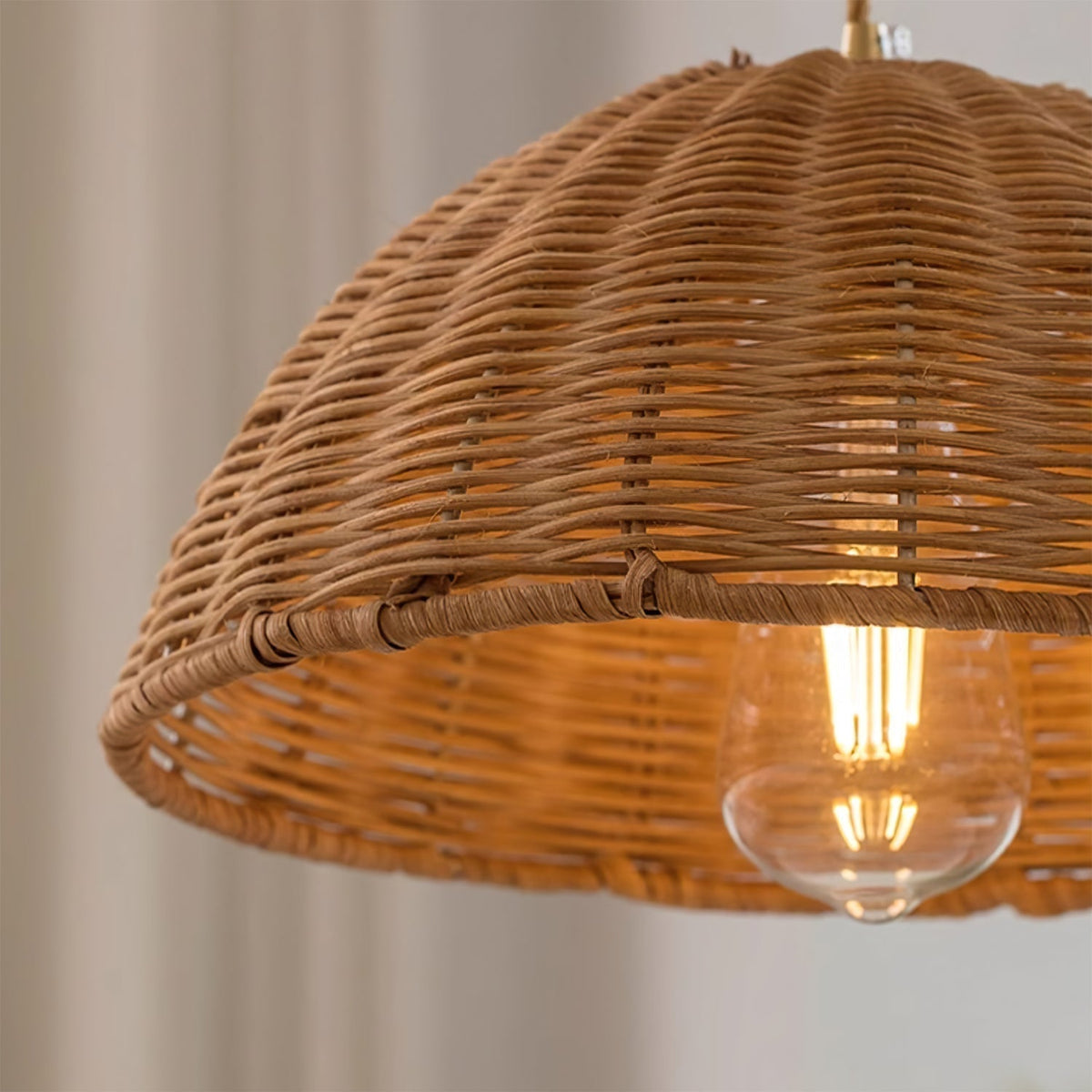 Lampada a sospensione, paralume in rattan e corpo metallico a cono, forma naturale minimalista in metallo