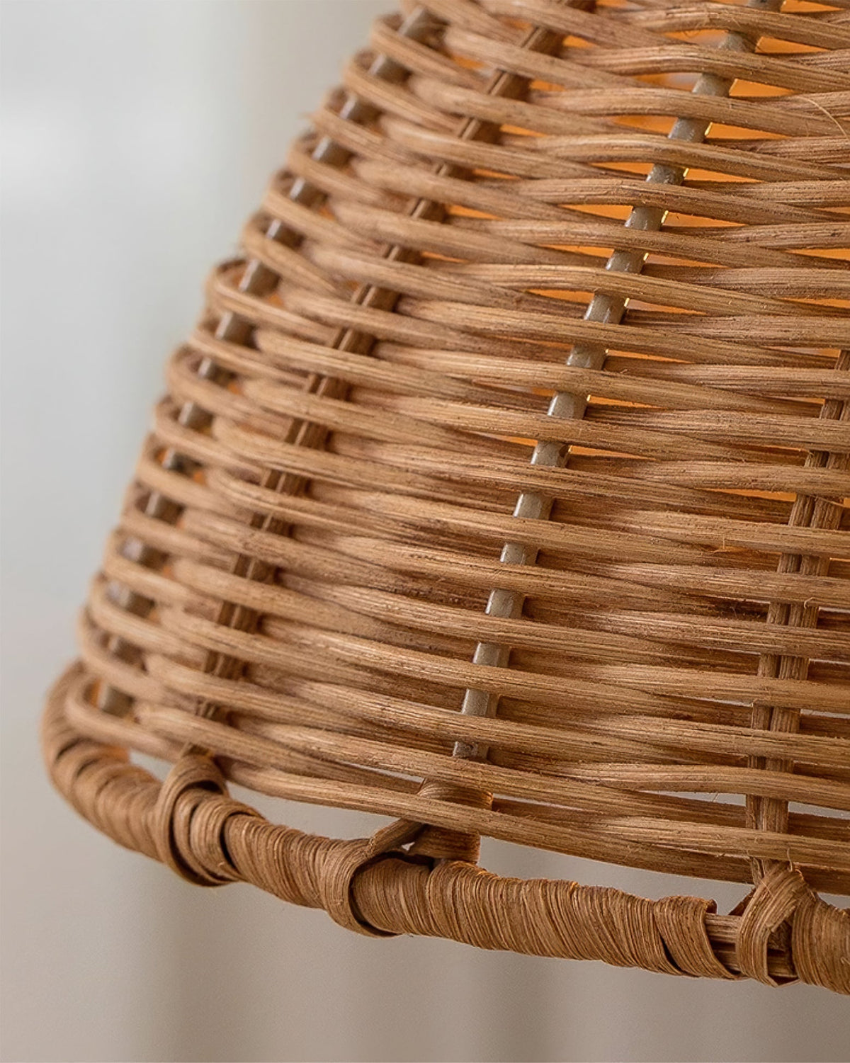 Lampada a sospensione, paralume in rattan e corpo metallico a cono, forma naturale minimalista in metallo