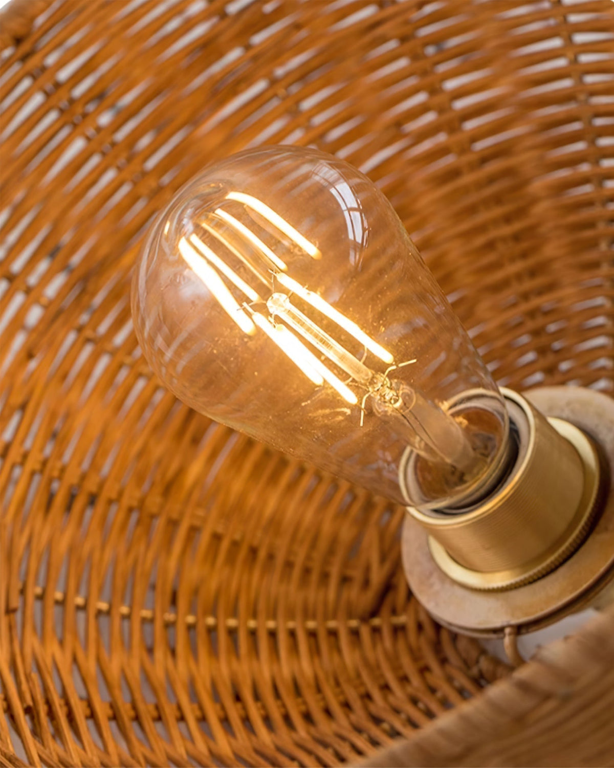 Lampada a sospensione, paralume in rattan e corpo metallico a cono, forma naturale minimalista in metallo