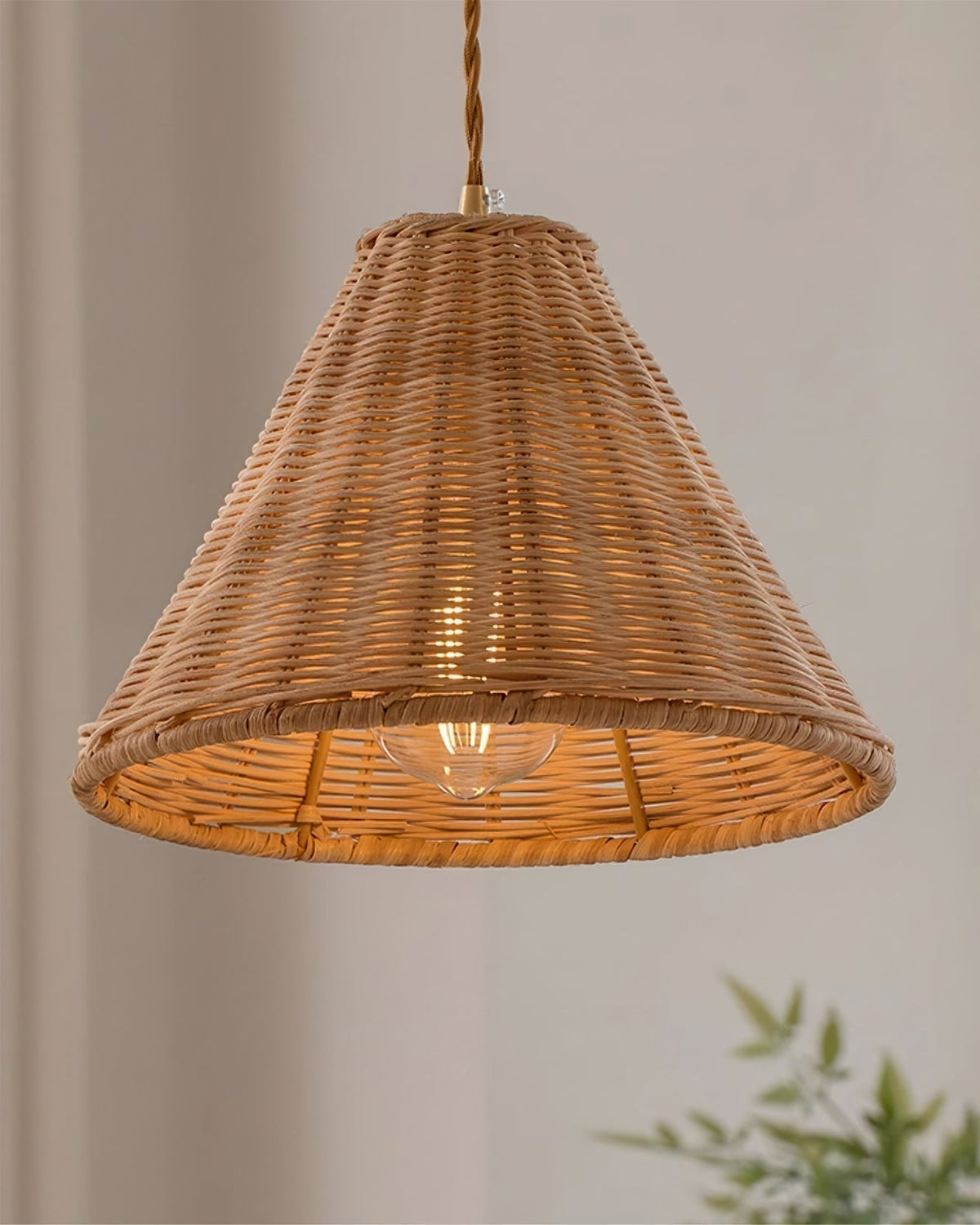 Lampada a sospensione, paralume in rattan e corpo metallico a cono, forma naturale minimalista in metallo