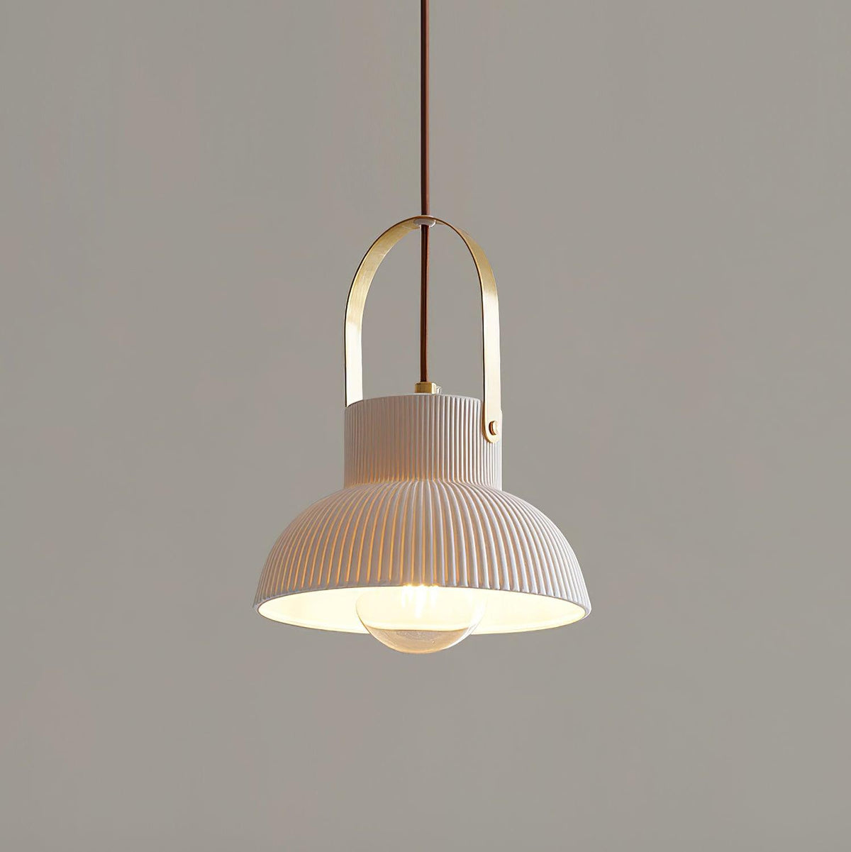 Lampada a sospensione Ribbed in ceramica bianca con manico in ottone