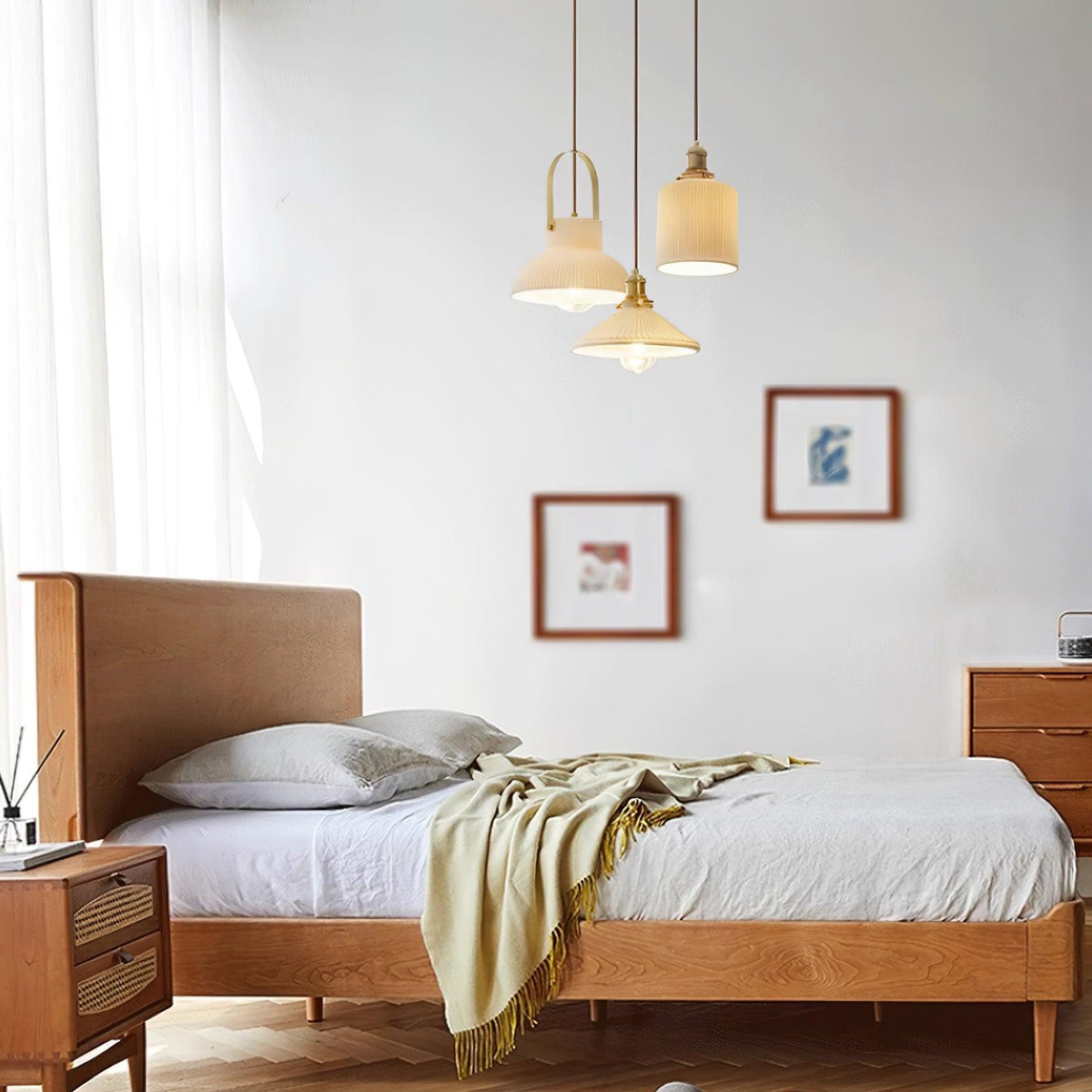 Lampada a sospensione Ribbed in ceramica bianca con manico in ottone