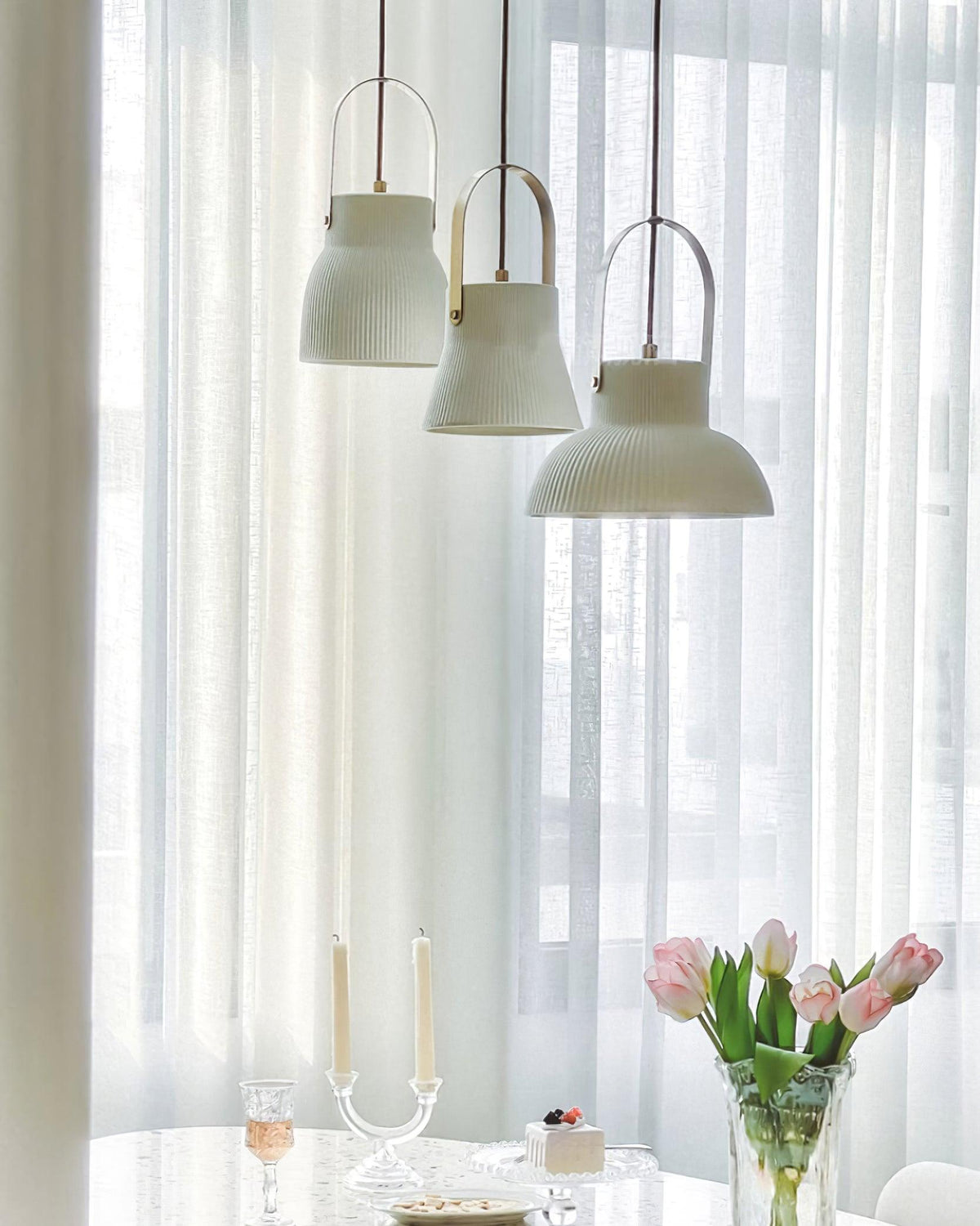 Lampada a sospensione Ribbed in ceramica bianca con manico in ottone