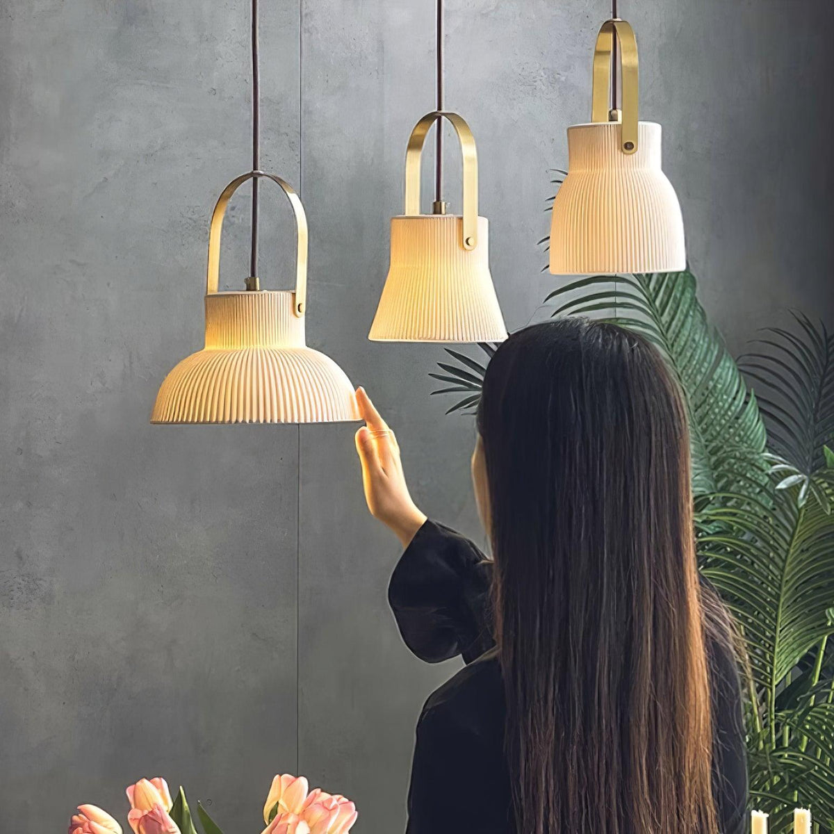 Lampada a sospensione Ribbed in ceramica bianca con manico in ottone