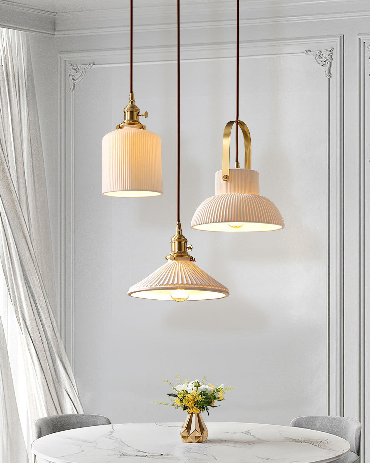 Lampada a sospensione Ribbed in ceramica bianca con manico in ottone