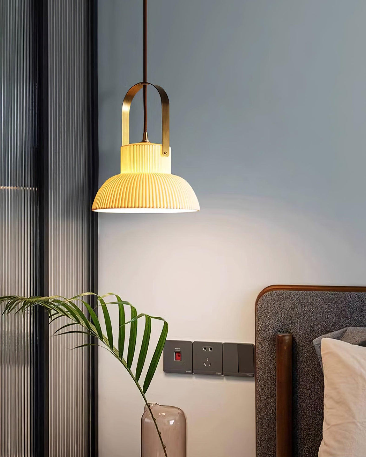 Lampada a sospensione Ribbed in ceramica bianca con manico in ottone