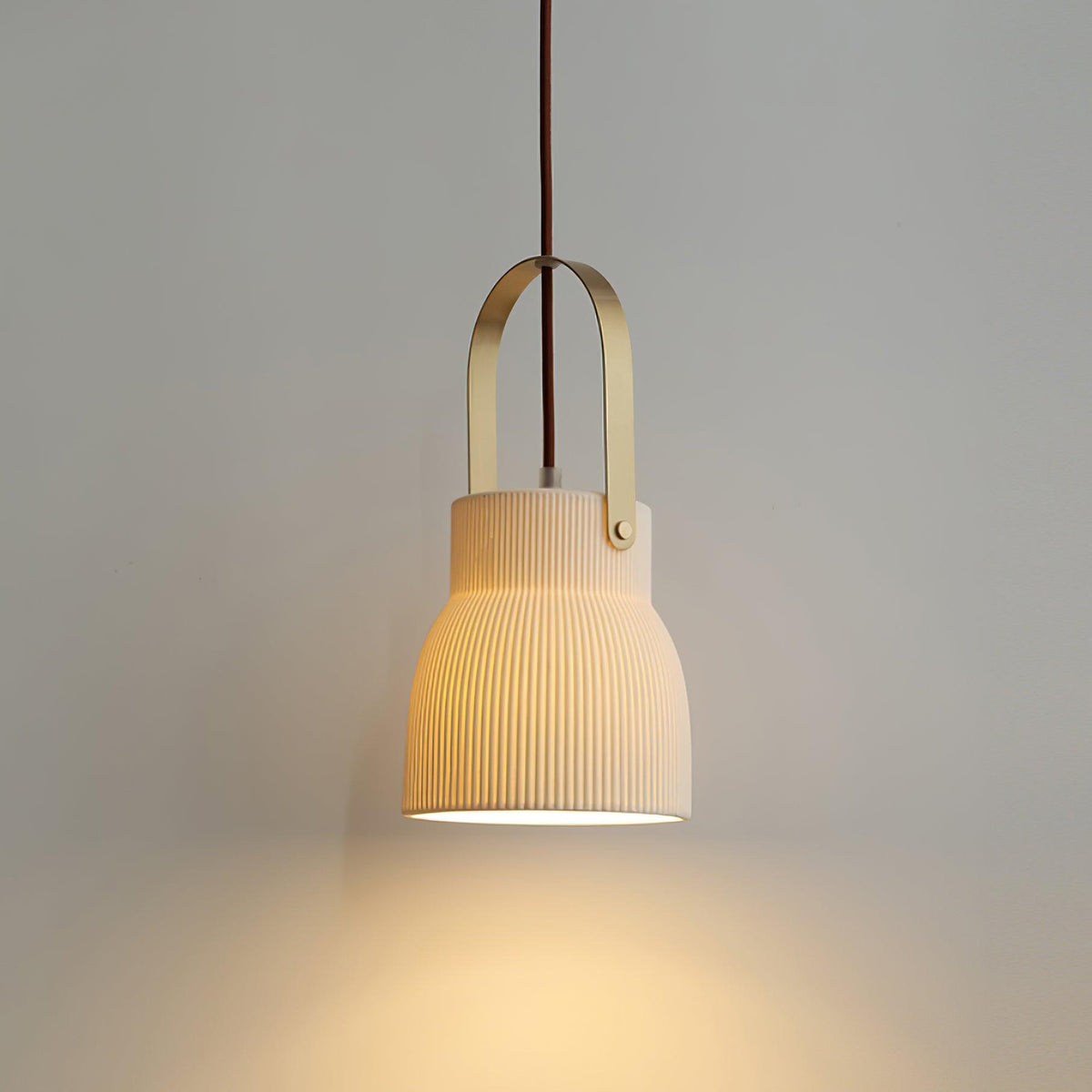 Lampada a sospensione Ribbed in ceramica bianca con manico in ottone