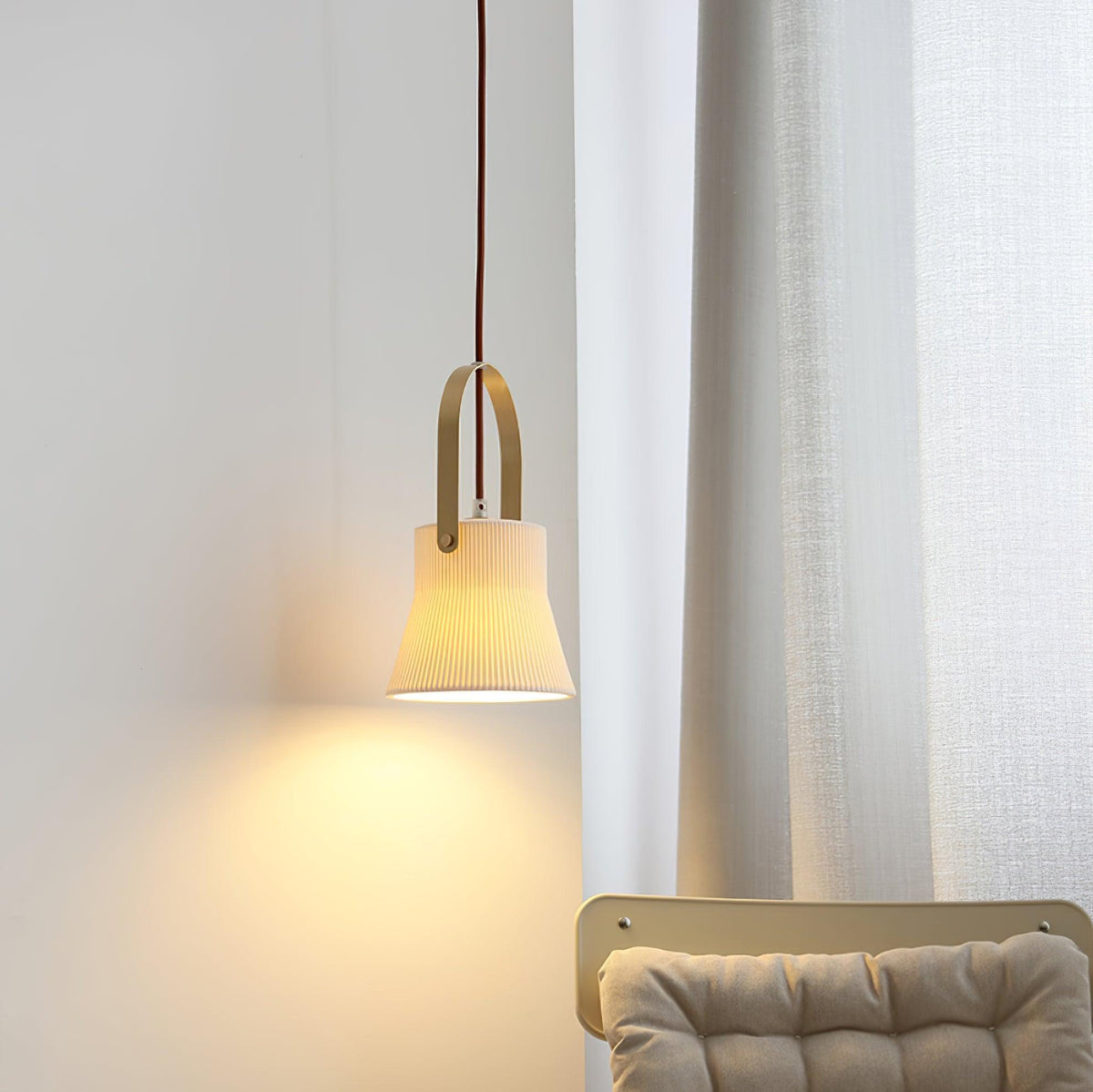 Lampada a sospensione Ribbed in ceramica bianca con manico in ottone