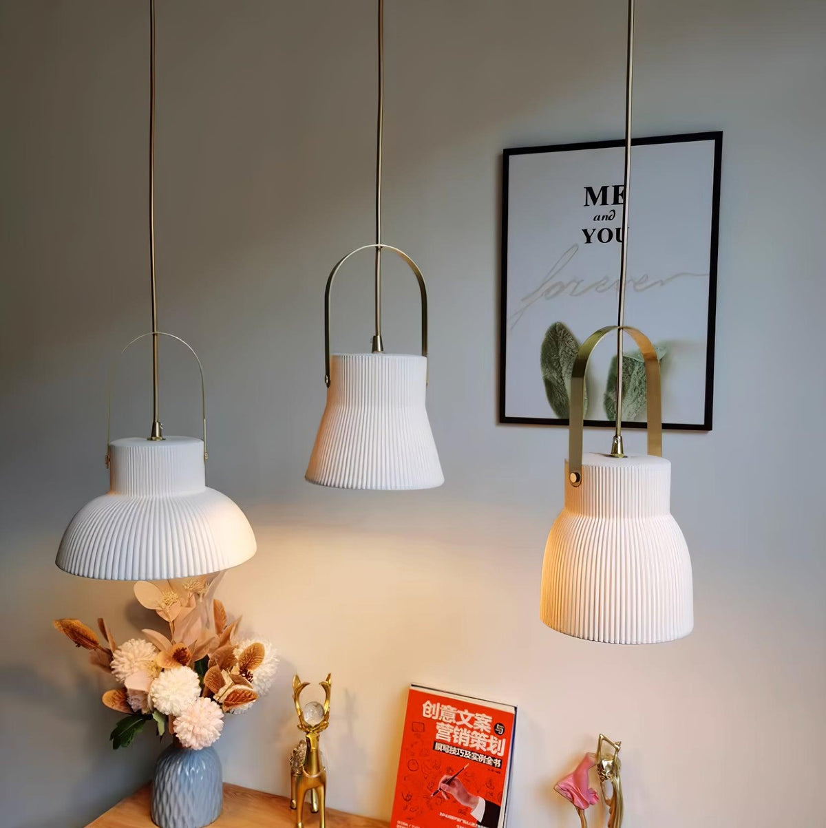 Lampada a sospensione Ribbed in ceramica bianca con manico in ottone