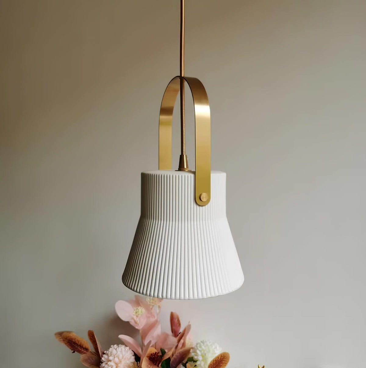 Lampada a sospensione Ribbed in ceramica bianca con manico in ottone
