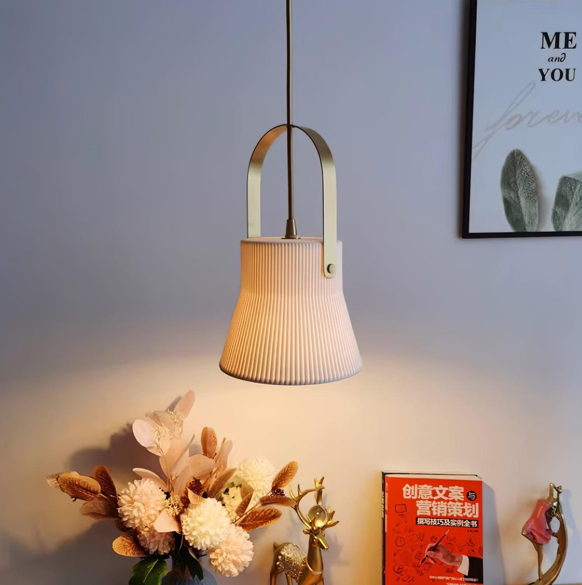 Lampada a sospensione Ribbed in ceramica bianca con manico in ottone