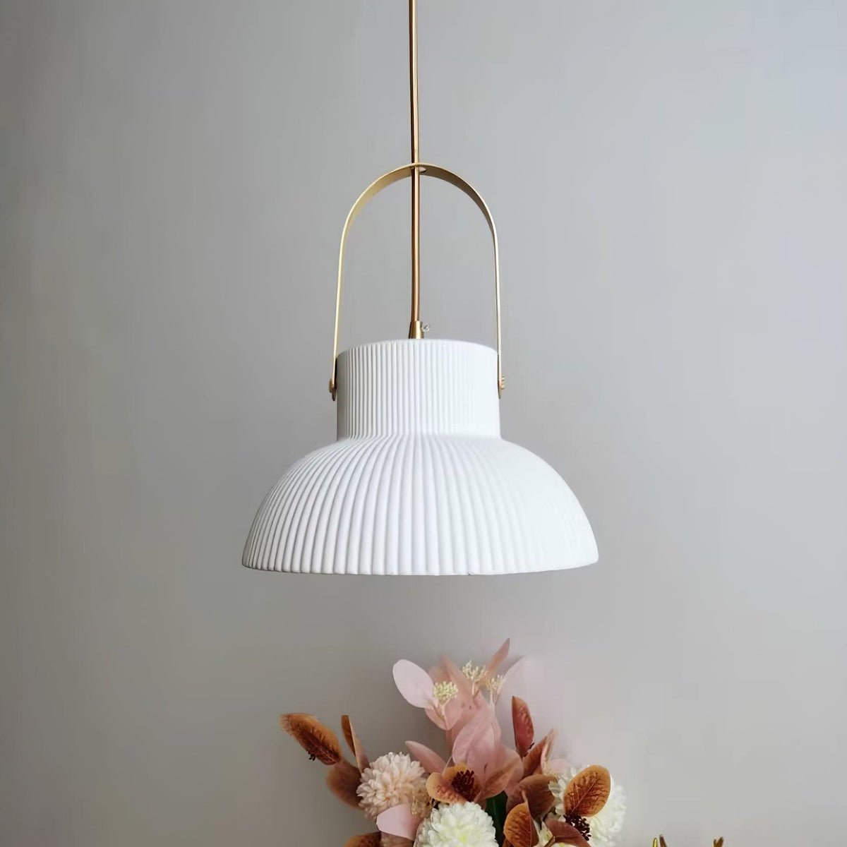 Lampada a sospensione Ribbed in ceramica bianca con manico in ottone