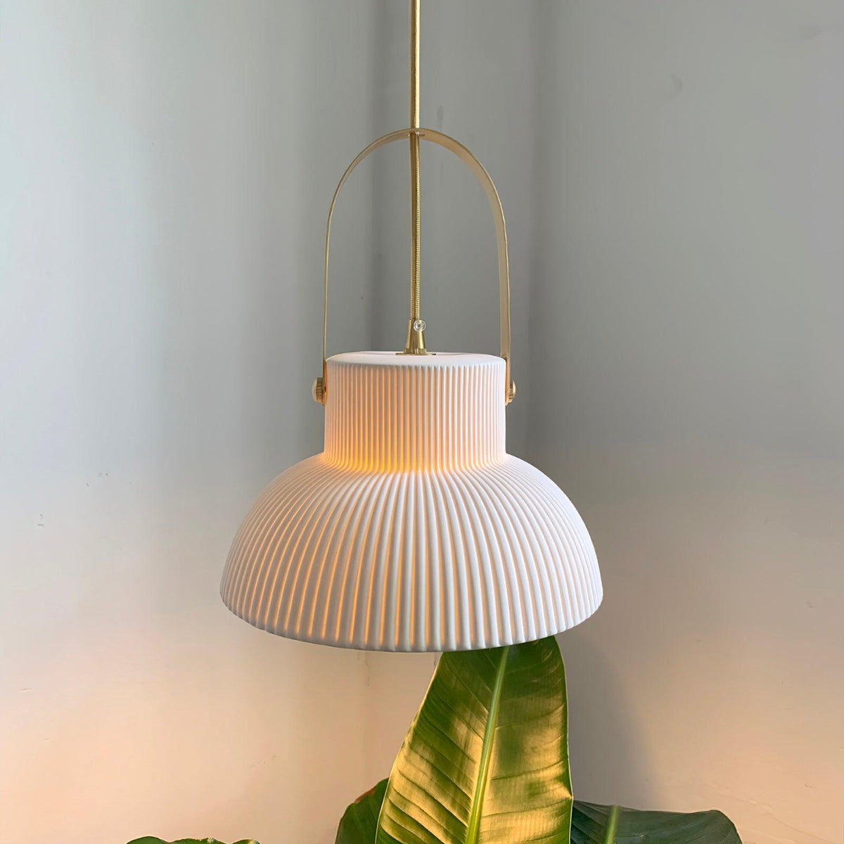 Lampada a sospensione Ribbed in ceramica bianca con manico in ottone