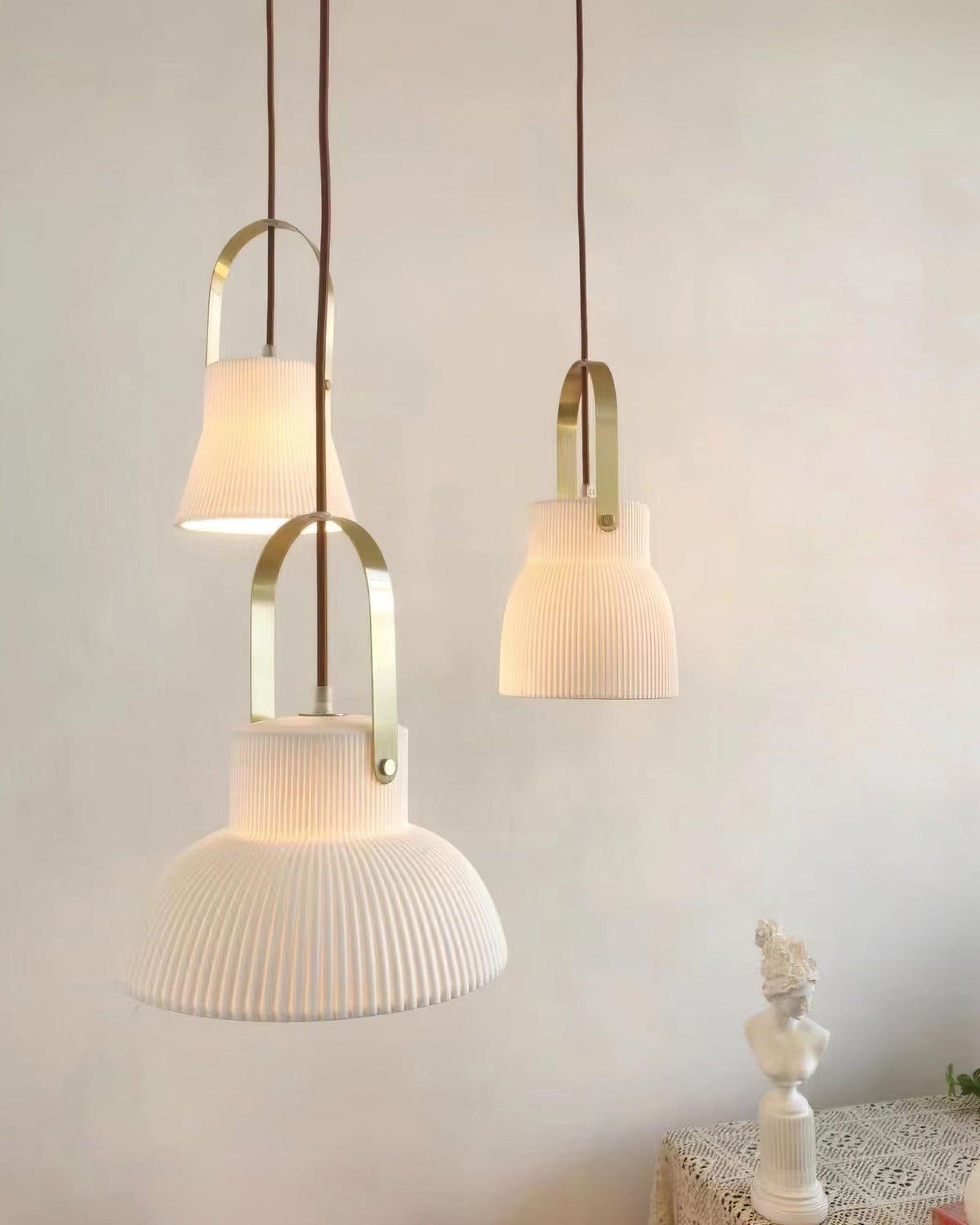 Lampada a sospensione Ribbed in ceramica bianca con manico in ottone