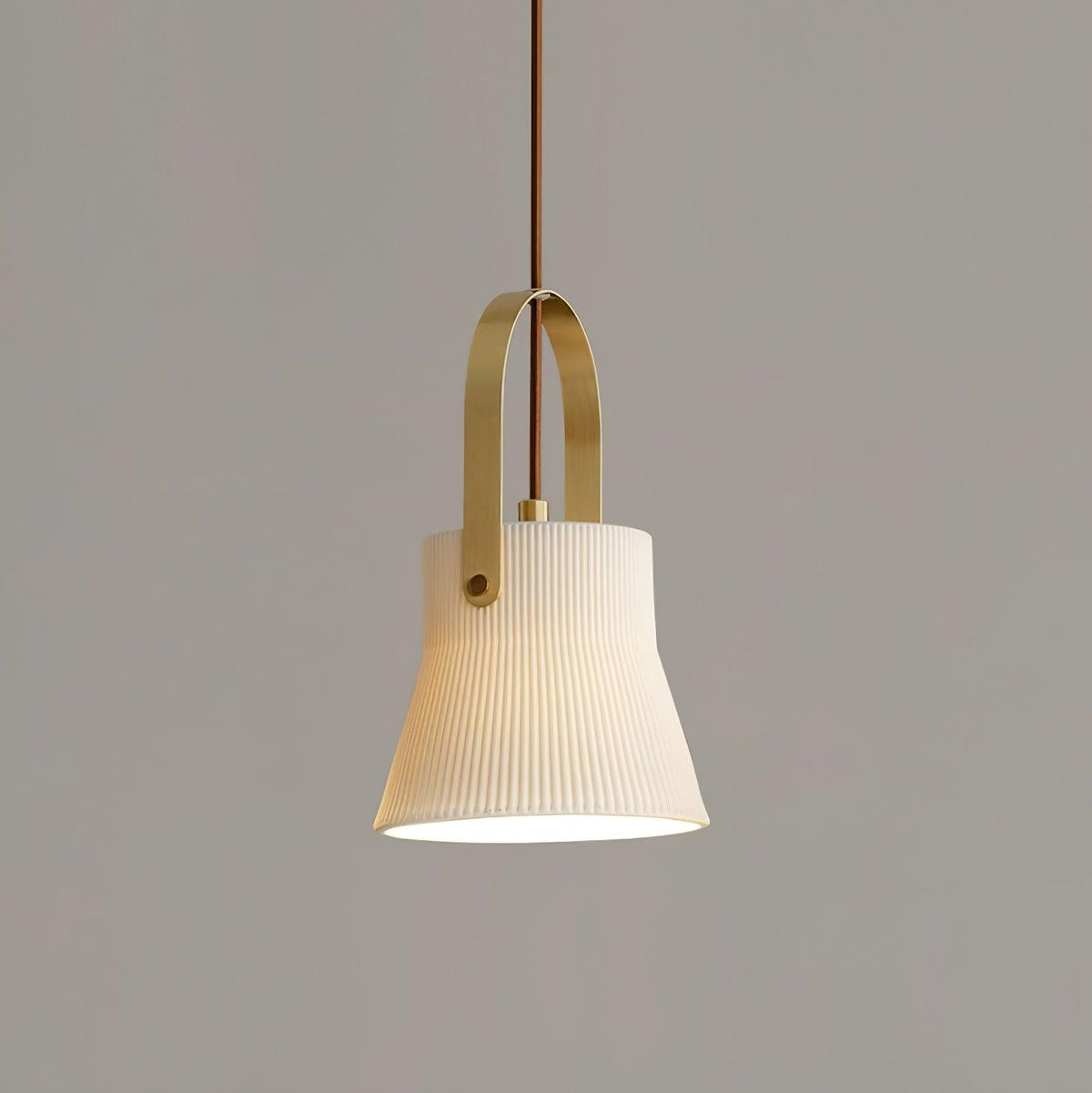 Lampada a sospensione Ribbed in ceramica bianca con manico in ottone