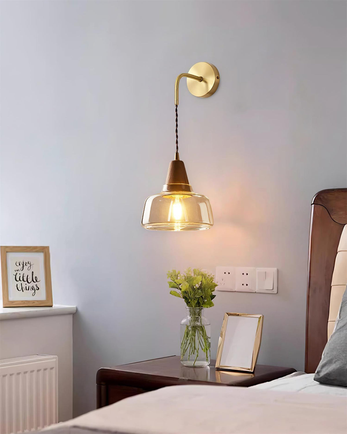 Lampada da parete con paralume in vetro ambrato, accento a cono in noce e luce soffusa moderna