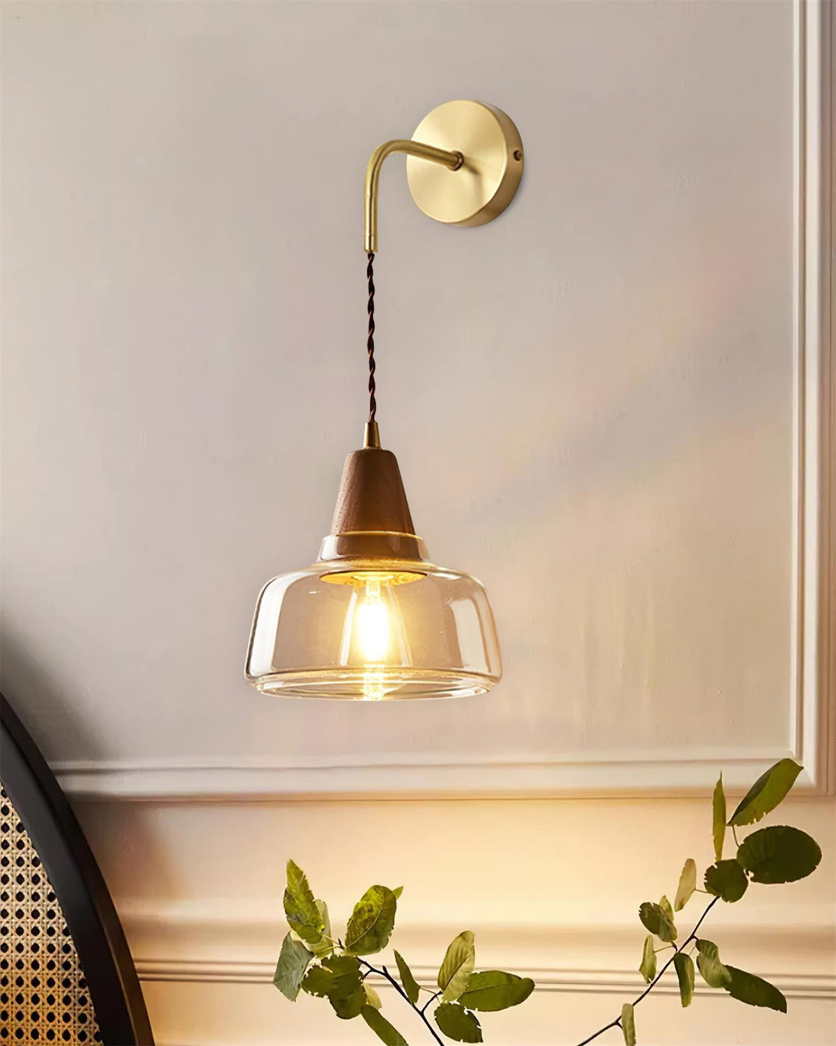 Lampada da parete con paralume in vetro ambrato, accento a cono in noce e luce soffusa moderna