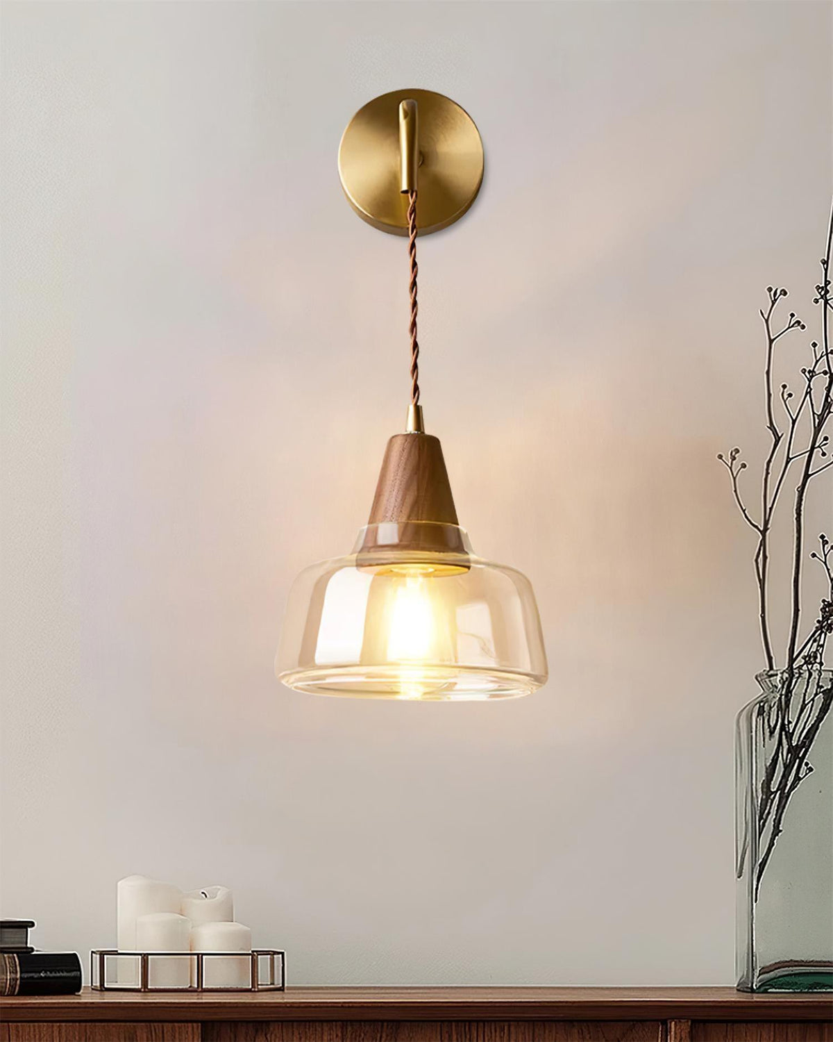 Lampada da parete con paralume in vetro ambrato, accento a cono in noce e luce soffusa moderna