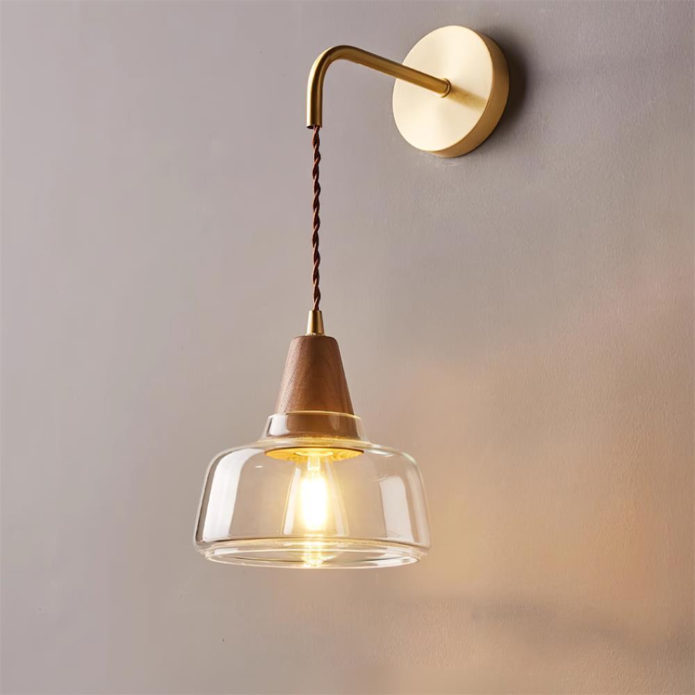 Lampada da parete con paralume in vetro ambrato, accento a cono in noce e luce soffusa moderna