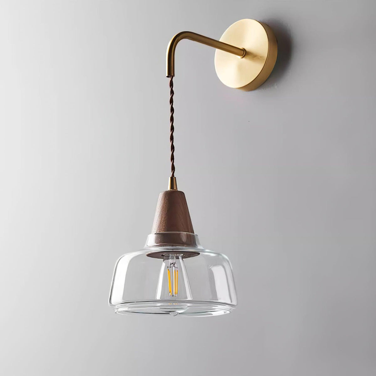 Lampada da parete con paralume in vetro ambrato, accento a cono in noce e luce soffusa moderna