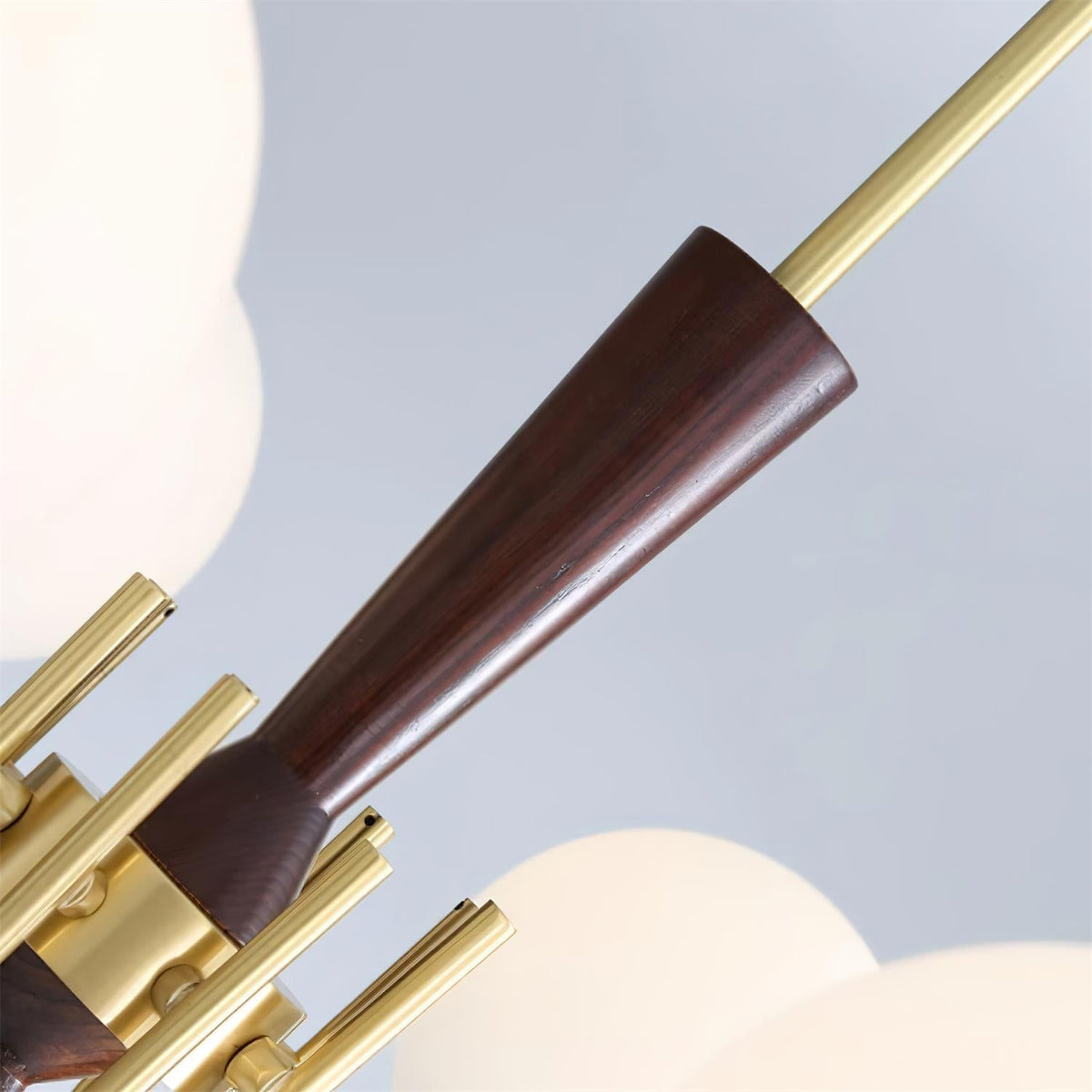 Veslo lampadario in ottone e legno con Paralume Sferico