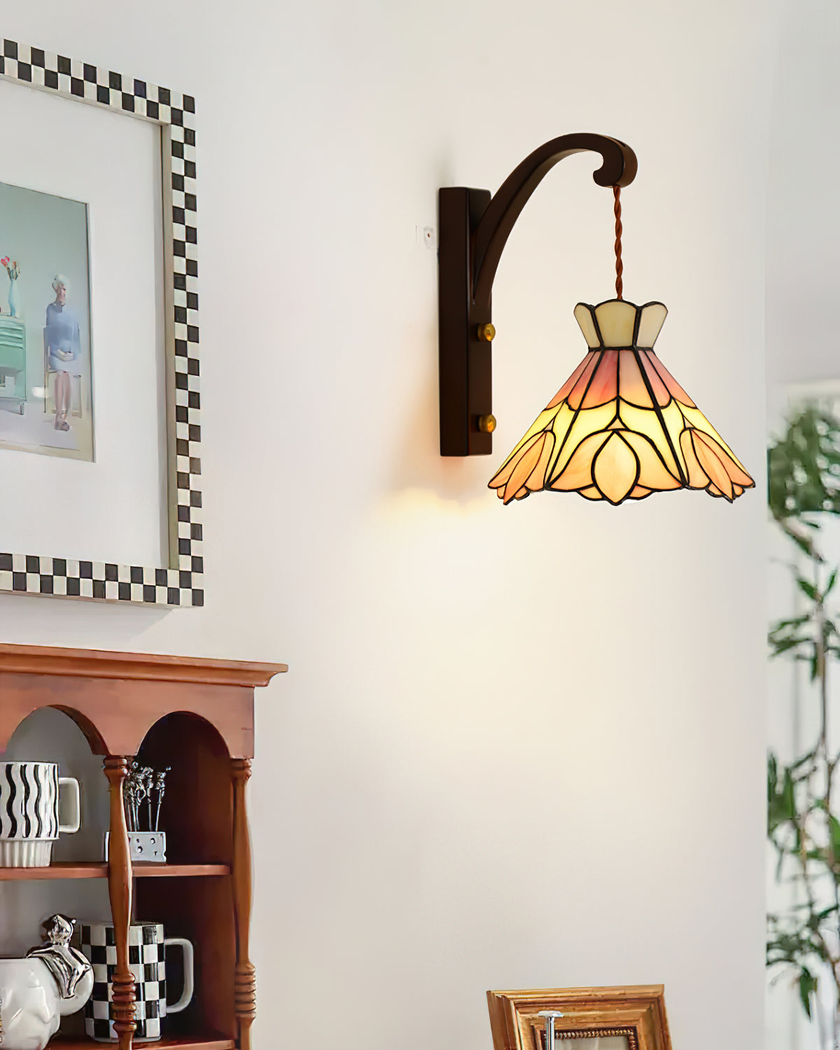 Lampada da parete corpo in legno paralume vetro Tiffany rosa floreale stile vintage Art Deco