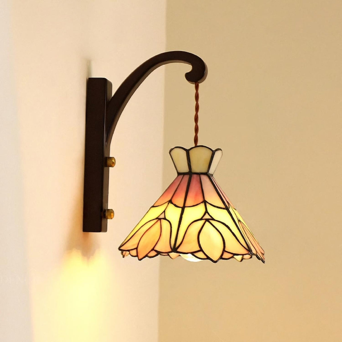 Lampada da parete corpo in legno paralume vetro Tiffany rosa floreale stile vintage Art Deco