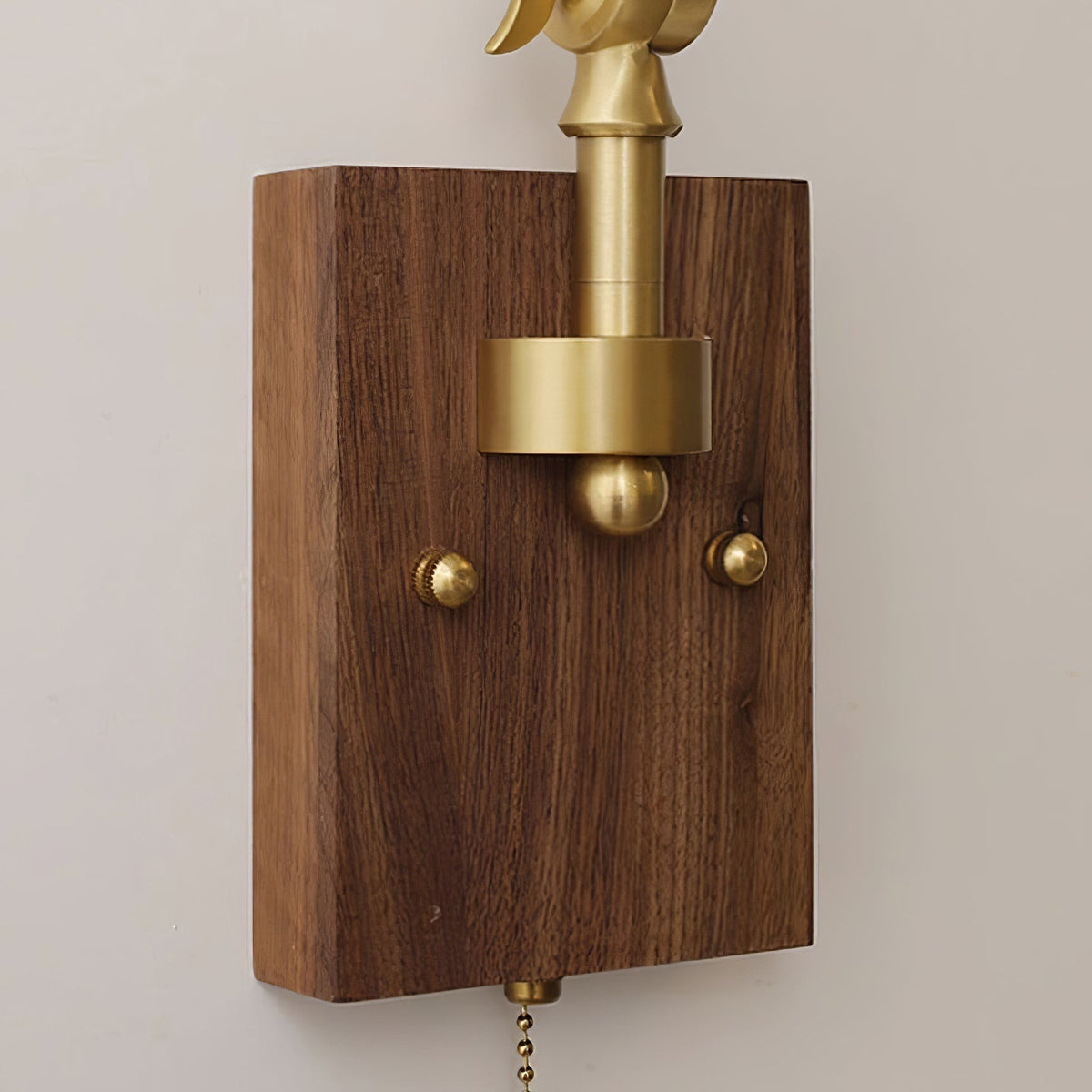 Lampada da parete a braccio regolabile con paralume plissettato, base in noce e stile vintage