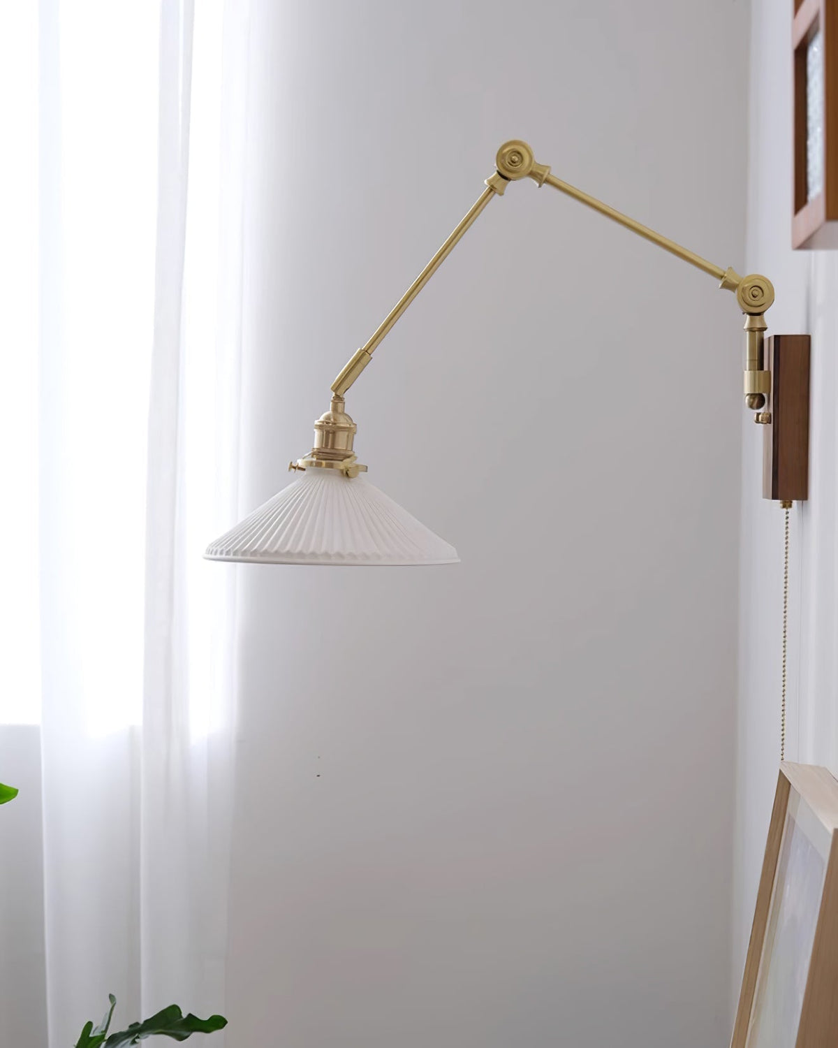 Lampada da parete a braccio regolabile con paralume plissettato, base in noce e stile vintage