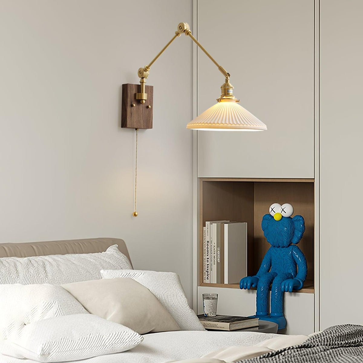Lampada da parete a braccio regolabile con paralume plissettato, base in noce e stile vintage