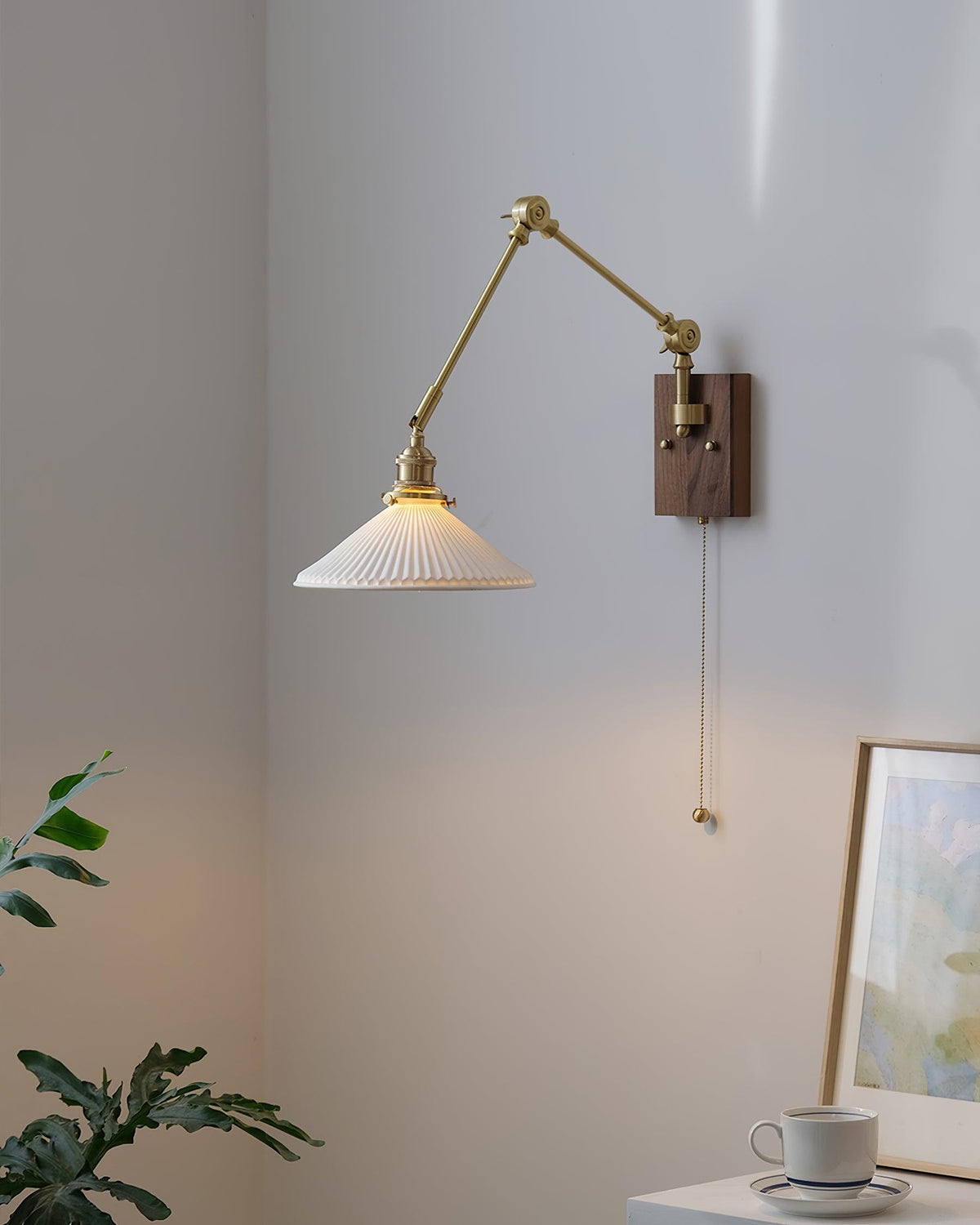 Lampada da parete a braccio regolabile con paralume plissettato, base in noce e stile vintage