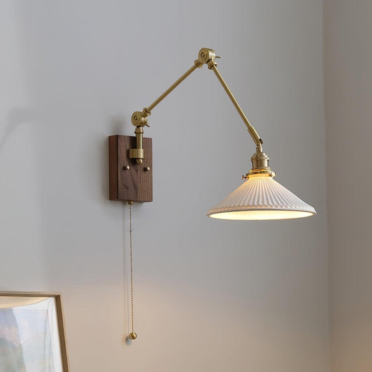 Lampada da parete a braccio regolabile con paralume plissettato, base in noce e stile vintage