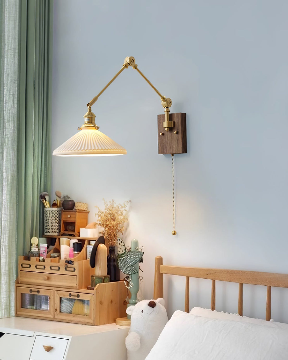 Lampada da parete a braccio regolabile con paralume plissettato, base in noce e stile vintage