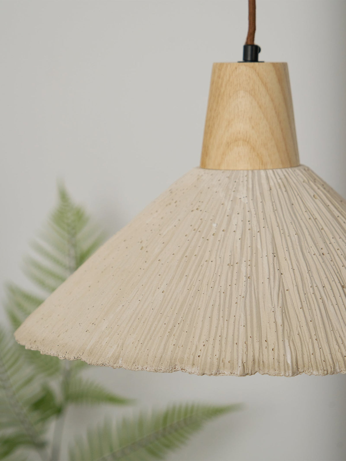 Lampada a sospensione legno in cima, paralume in cemento texturizzato grigio, stile Japandi naturale