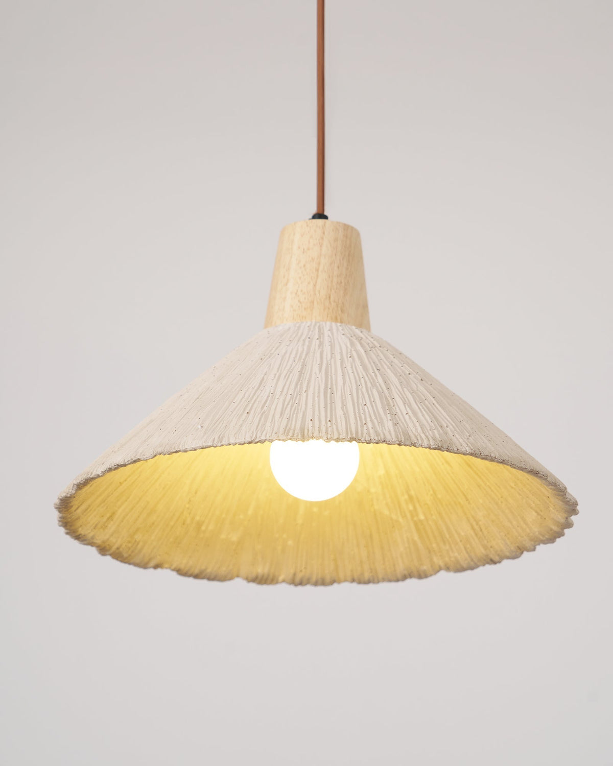Lampada a sospensione legno in cima, paralume in cemento texturizzato grigio, stile Japandi naturale