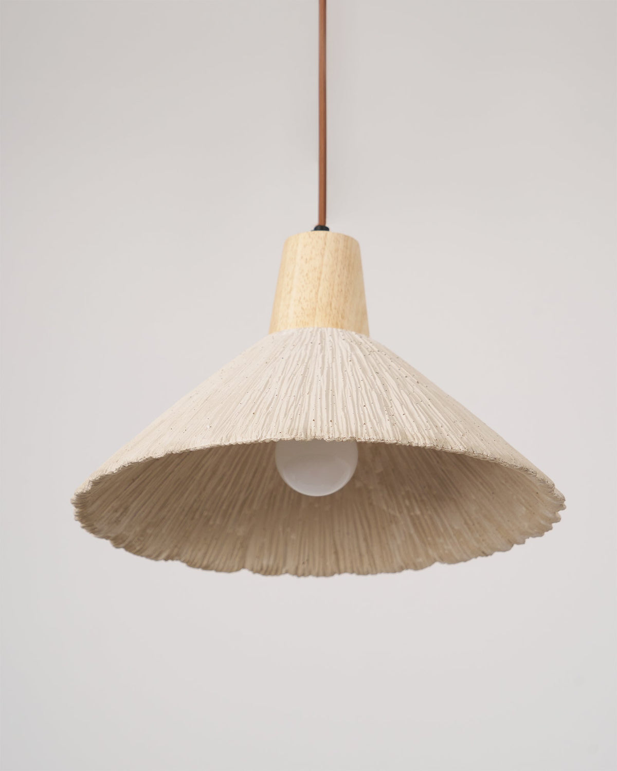 Lampada a sospensione legno in cima, paralume in cemento texturizzato grigio, stile Japandi naturale