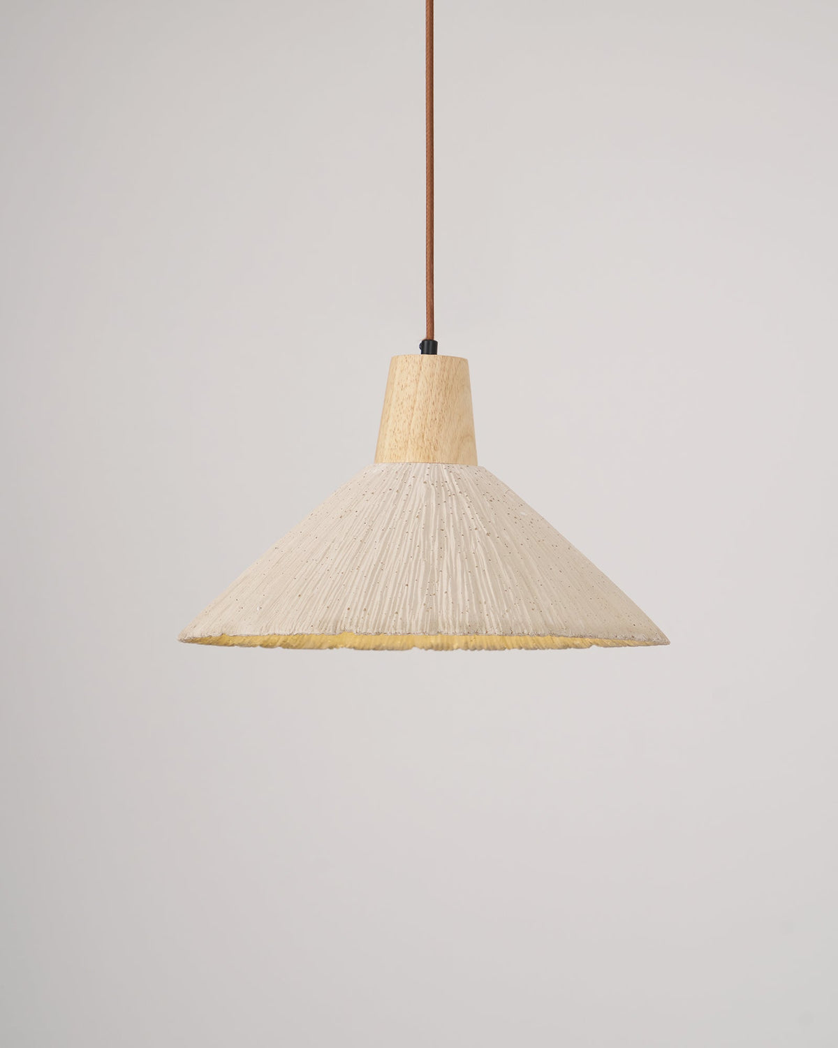 Lampada a sospensione legno in cima, paralume in cemento texturizzato grigio, stile Japandi naturale