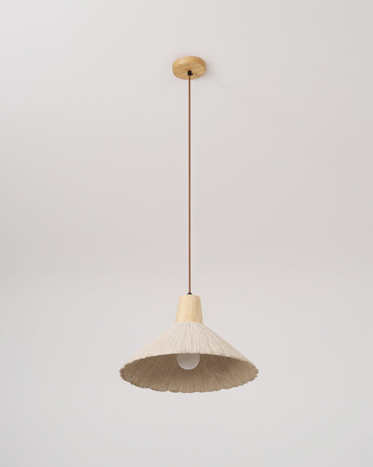 Lampada a sospensione legno in cima, paralume in cemento texturizzato grigio, stile Japandi naturale