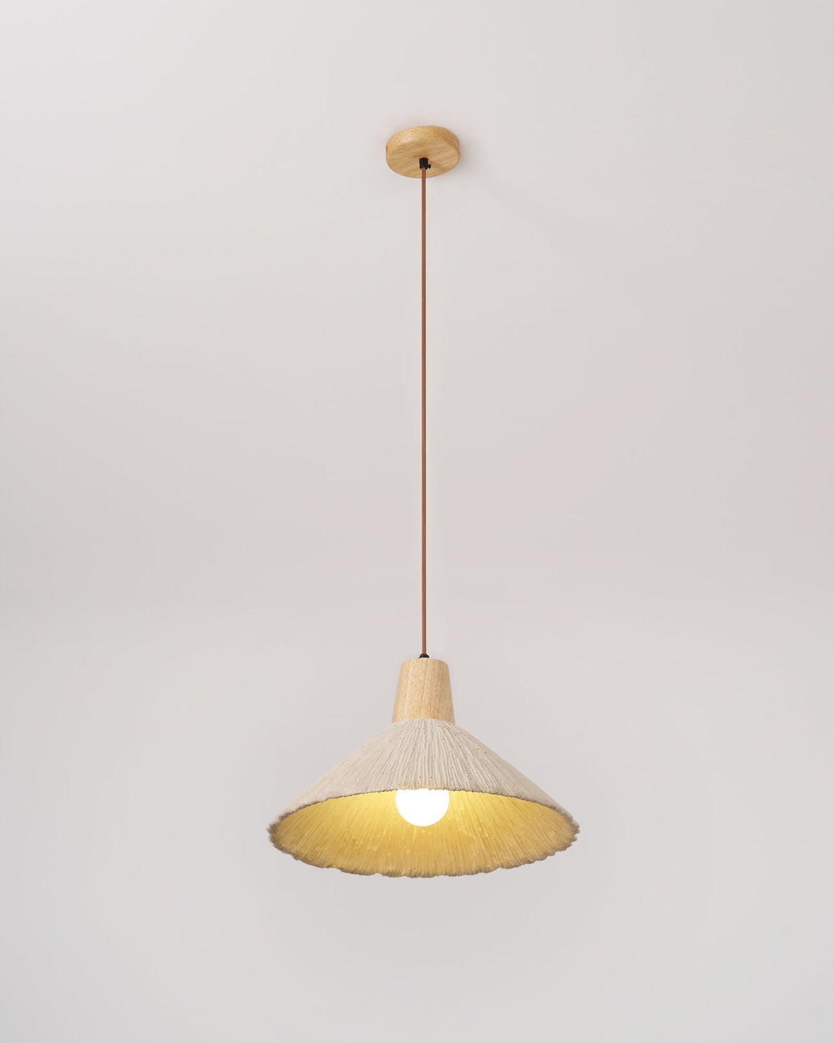 Lampada a sospensione legno in cima, paralume in cemento texturizzato grigio, stile Japandi naturale