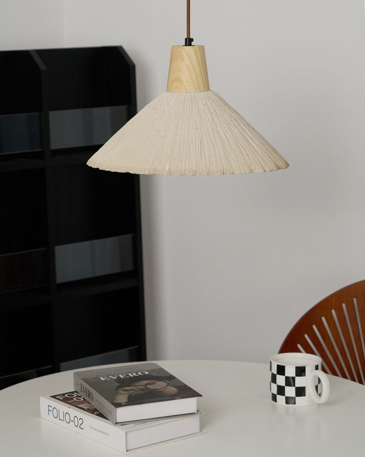 Lampada a sospensione legno in cima, paralume in cemento texturizzato grigio, stile Japandi naturale