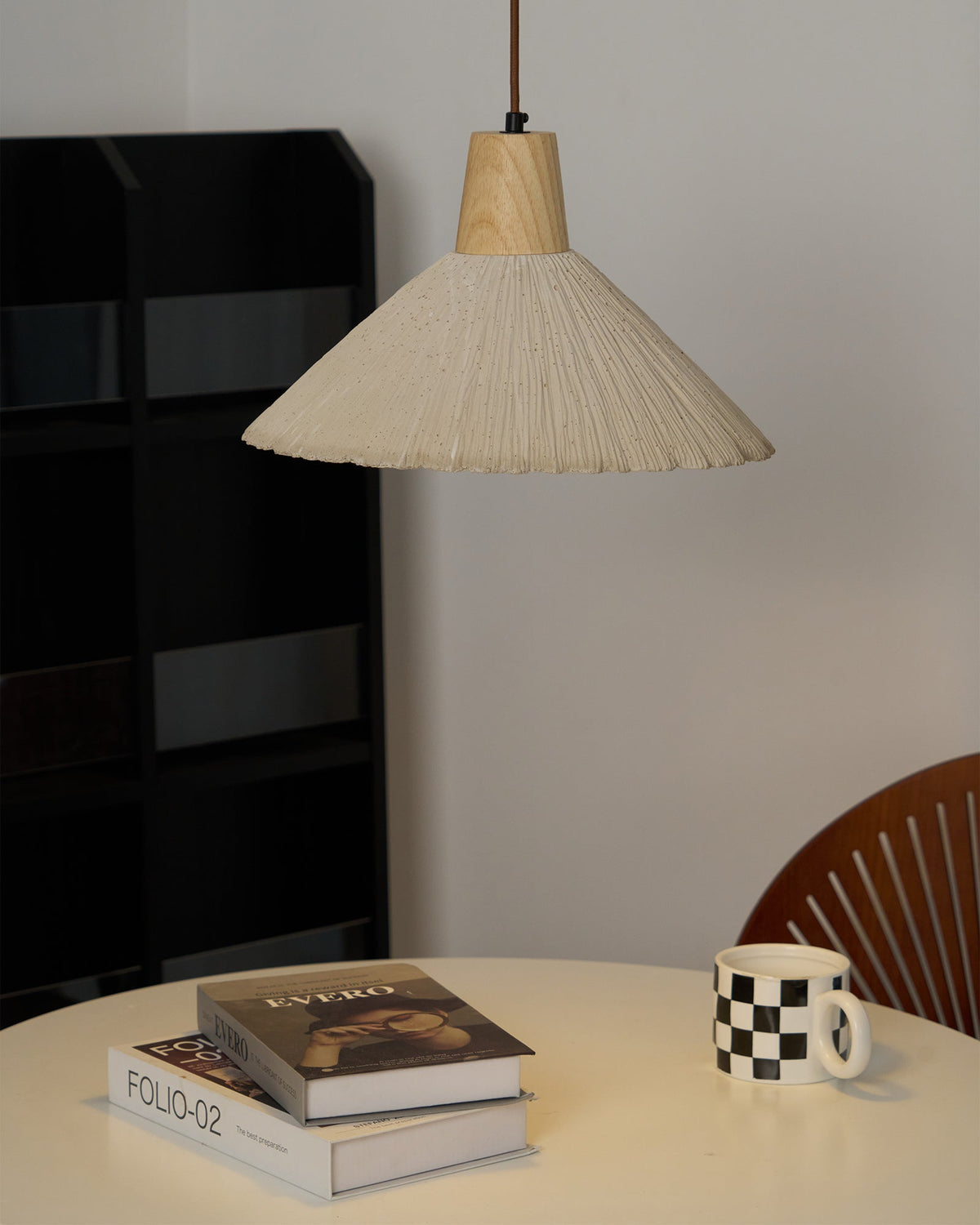 Lampada a sospensione legno in cima, paralume in cemento texturizzato grigio, stile Japandi naturale