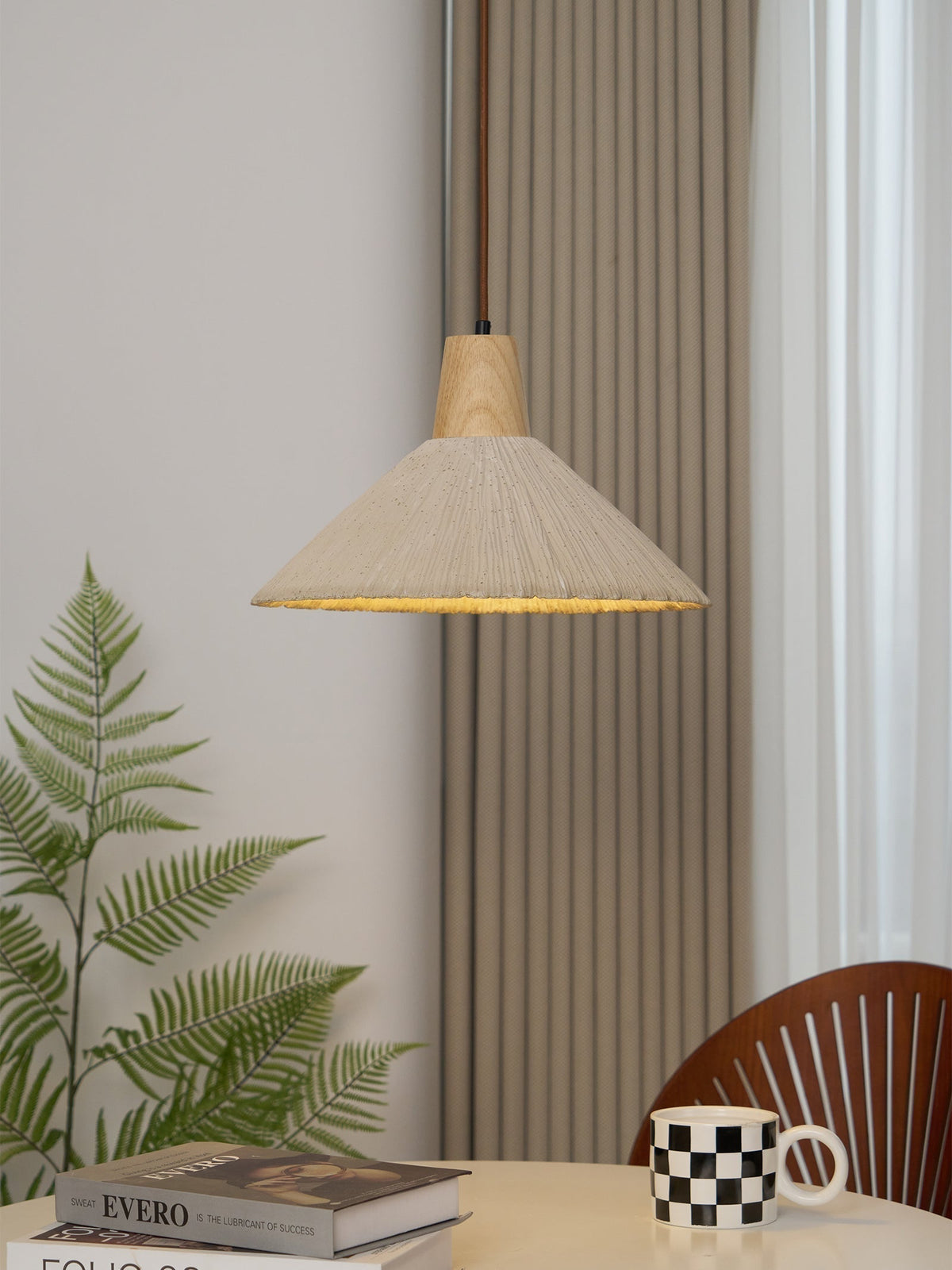 Lampada a sospensione legno in cima, paralume in cemento texturizzato grigio, stile Japandi naturale