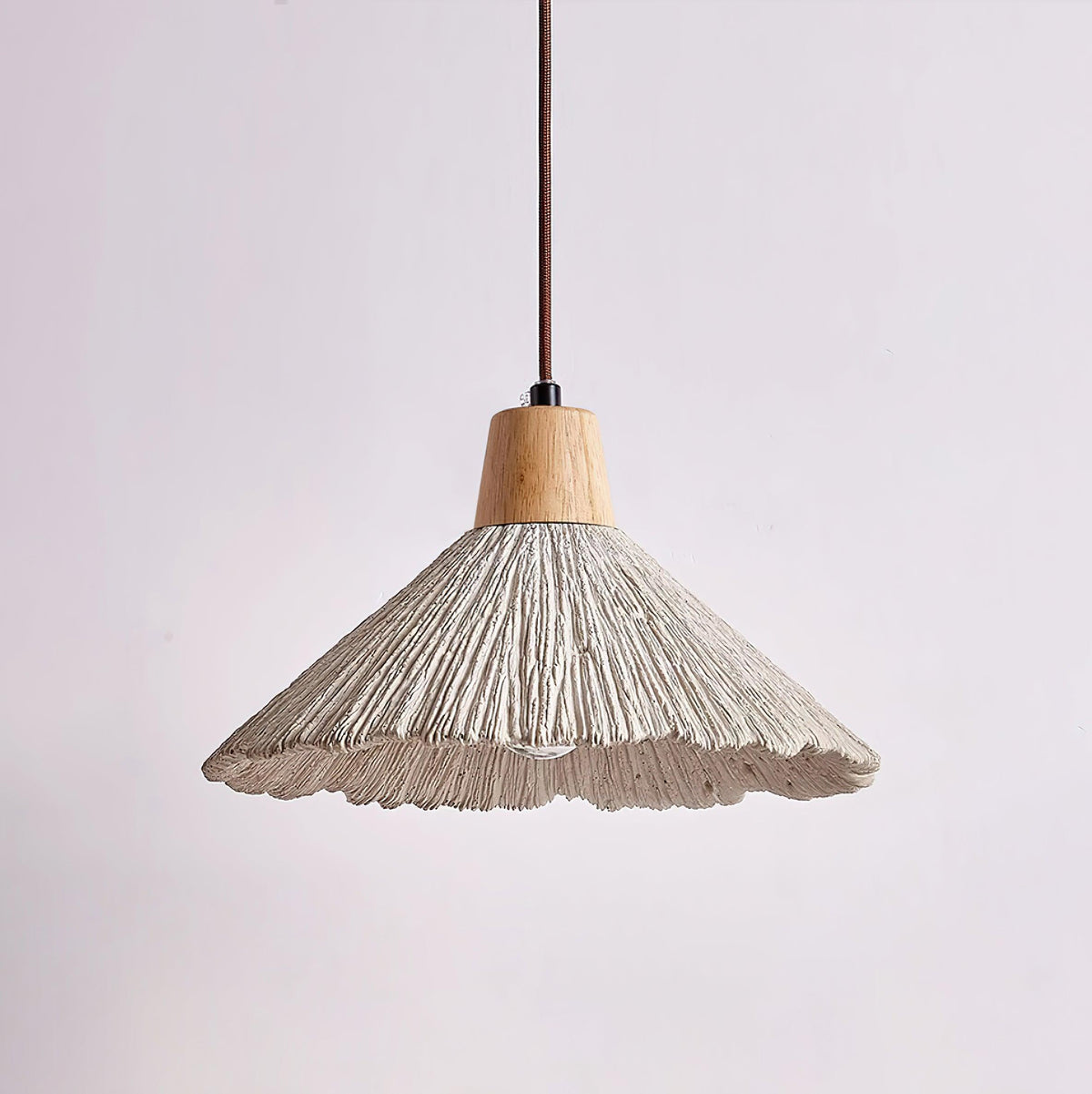 Lampada a sospensione legno in cima, paralume in cemento texturizzato grigio, stile Japandi naturale