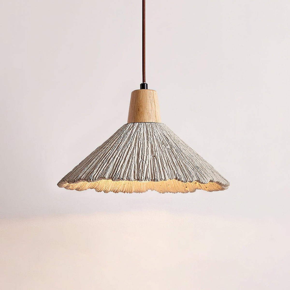 Lampada a sospensione legno in cima, paralume in cemento texturizzato grigio, stile Japandi naturale