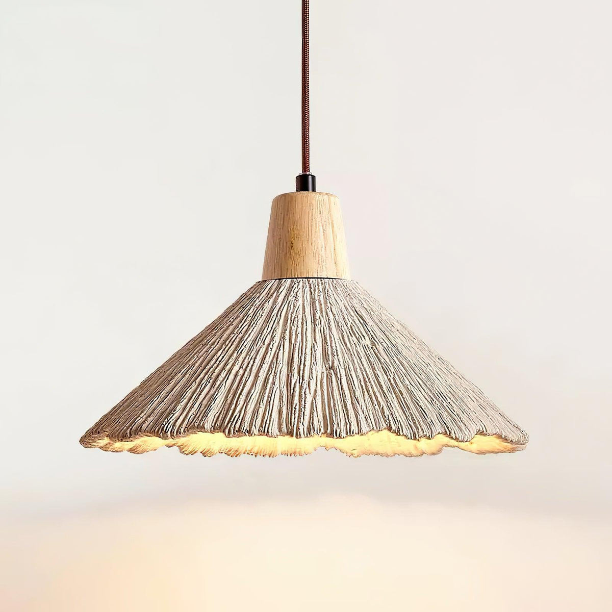 Lampada a sospensione legno in cima, paralume in cemento texturizzato grigio, stile Japandi naturale