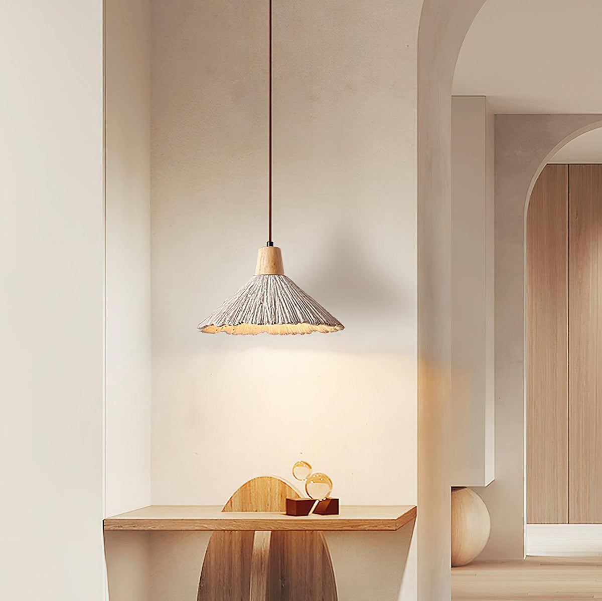 Lampada a sospensione legno in cima, paralume in cemento texturizzato grigio, stile Japandi naturale