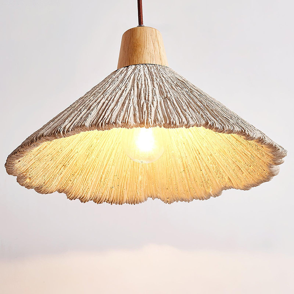 Lampada a sospensione legno in cima, paralume in cemento texturizzato grigio, stile Japandi naturale